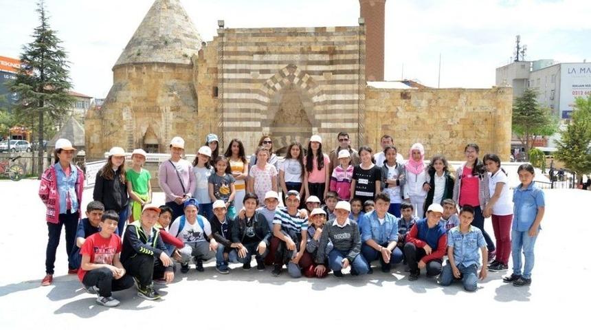 Milli Eğitim M&uuml;d&uuml;rl&uuml;ğ&uuml; Ve Belediye Tarihi Gezdirerek Yerinde Anlattırıyor