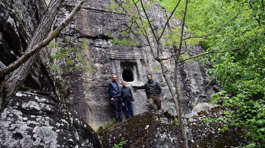 Kaya Mezarları Yayla Turizmini Zenginleştiriyor