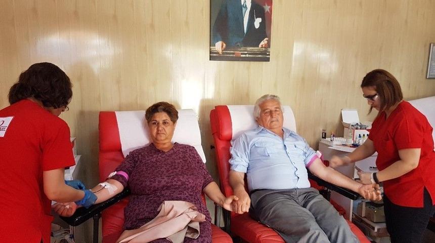 36 Yıllık Evli &Ccedil;ift El Ele Kan Bağışlıyor