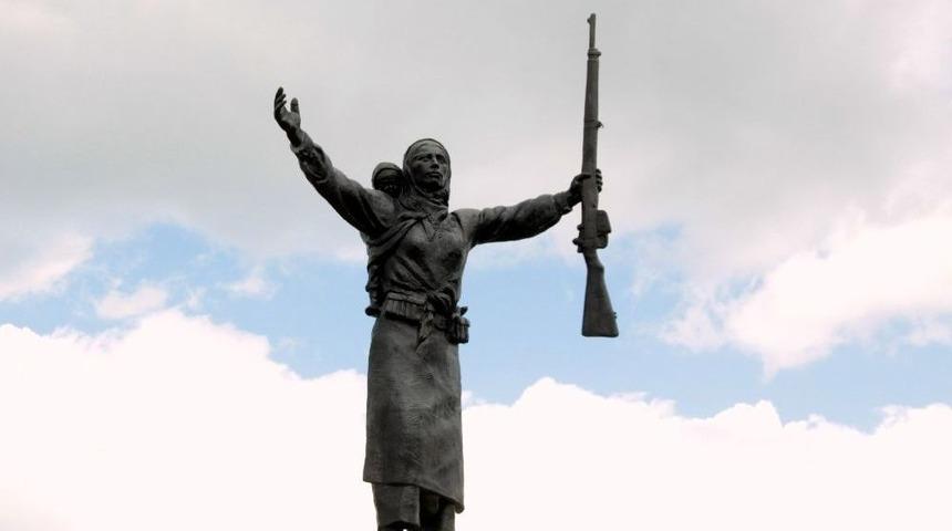 Tarihe Adını Kahramanlığıyla Yazdıran Nene Hatun&rsquo;un Heykeli Tartışmaya Neden Oldu