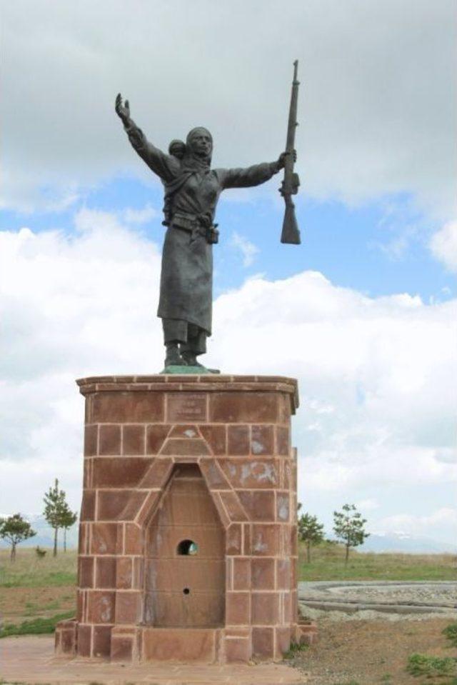 Tarihe Adını Kahramanlığıyla Yazdıran Nene Hatun&rsquo;un Heykeli Tartışmaya Neden Oldu 1