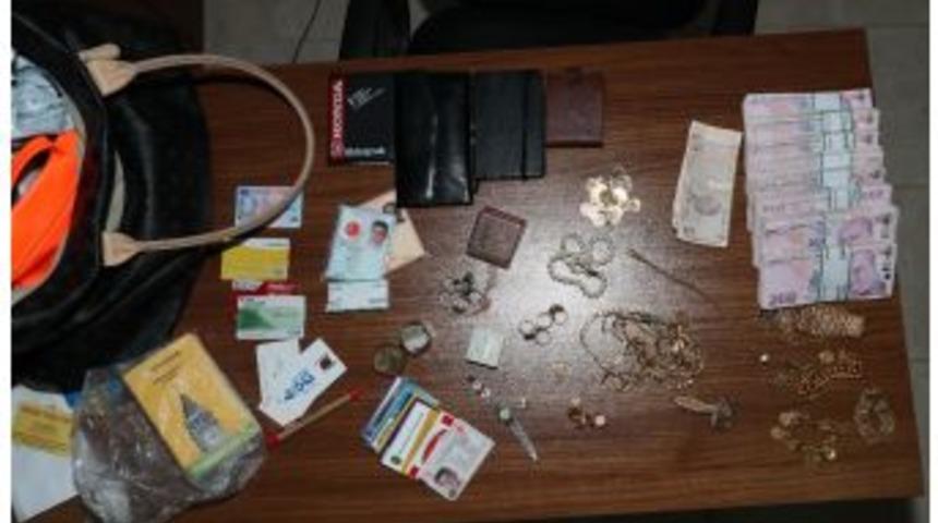 Yaşlı Kadının Otob&uuml;ste Bıraktığı &Ccedil;antadan Servet &Ccedil;ıktı