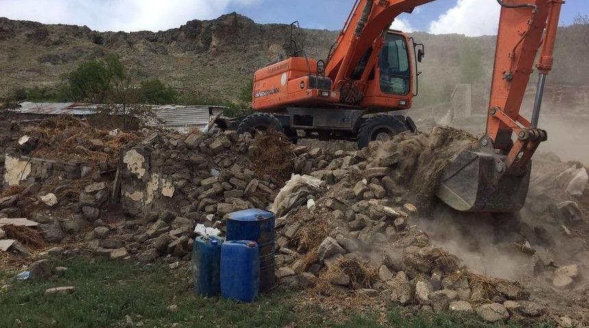 G&ouml;lbaşı&rsquo;nda Metruk Binalar Yıkılıyor.