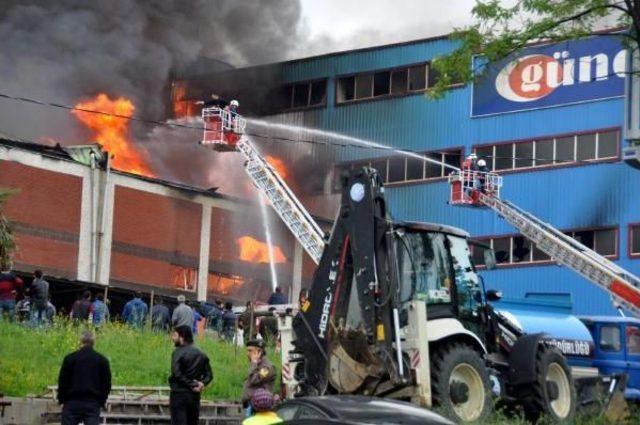 Trabzon'da Mobilya Fabrikası Yandı