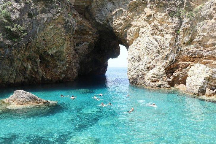 Çilek Seraları Ve Meyve Bahçeleri Turistlere Açıldı G3