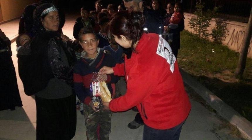 Fırtına Mağduru Mevsimlik İş&ccedil;ilere Kızılay&rsquo;dan Kumanya Yardımı