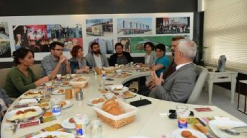 Bozbey &Ouml;ğle Yemeğini Personelle Yedi