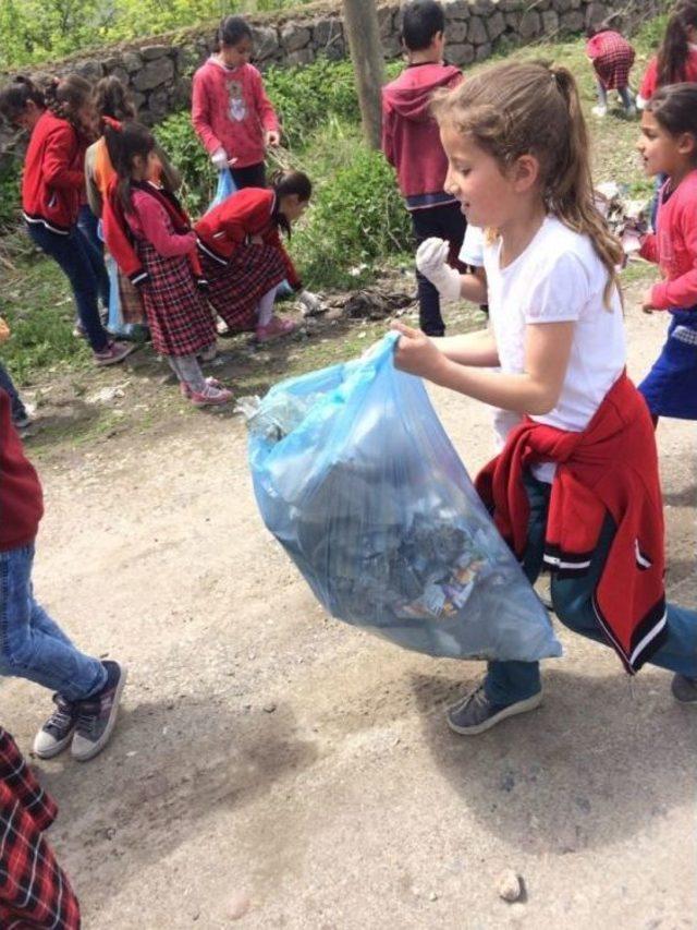 Minik Öğrencilerden Çevre Temizliği