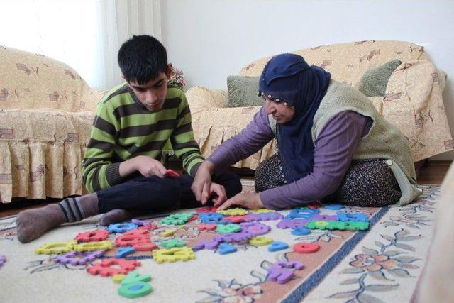 Engelli Oğlunun Hem Oyun Arkadaşı, Hem De Anne Ve Babası