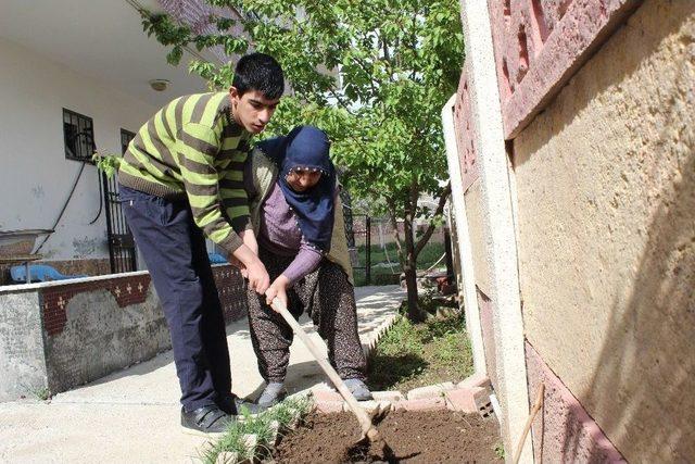 Engelli Oğlunun Hem Oyun Arkadaşı, Hem De Anne Ve Babası