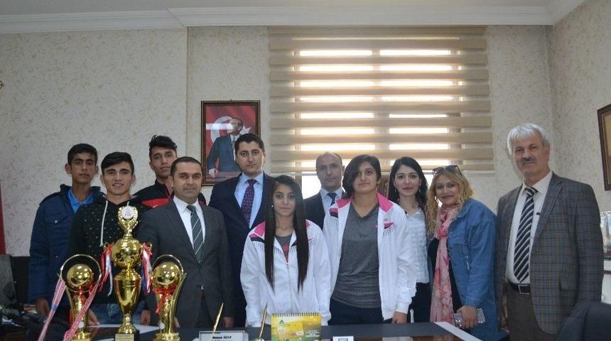 Şampiyon &Ccedil;ocuklar Vali Yardımcısı &Ouml;zer&rsquo;i Ziyaret Etti