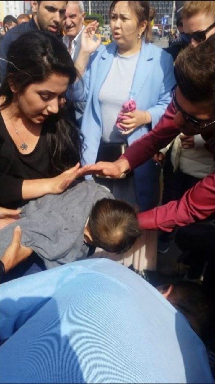 (özel Haber) Taksim’de Bebeğin Dili Boğazına Kaçtı, Ortalık Karıştı G3