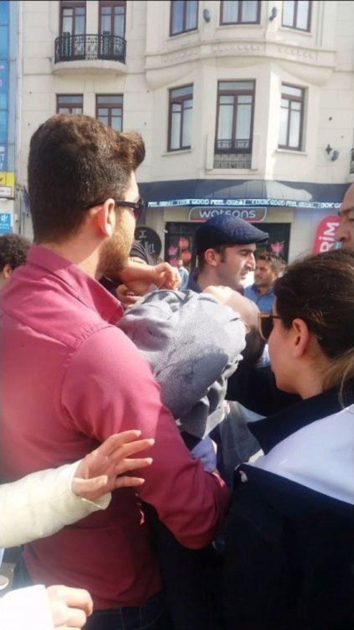 (özel Haber) Taksim’de Bebeğin Dili Boğazına Kaçtı, Ortalık Karıştı G4