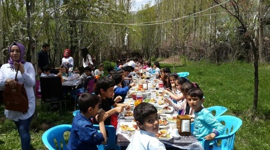 Sınırdaki &Ouml;ğrencilere Kır Gezisi