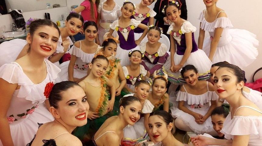 7 &Ouml;d&uuml;l Alan İzmirli Kızlar Barcelona&rsquo;da T&uuml;rk Bayrağı A&ccedil;tı