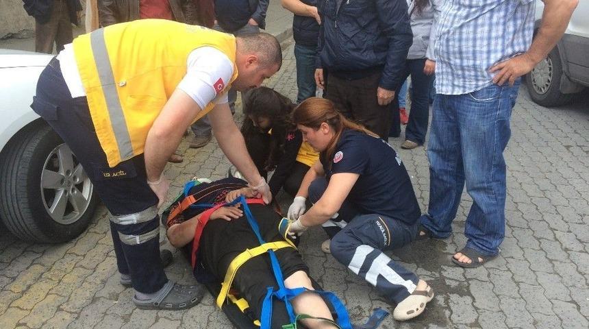 Karşıdan Karşıya Ge&ccedil;en &Ccedil;ifte Ara&ccedil; &Ccedil;arptı: 2 Yaralı