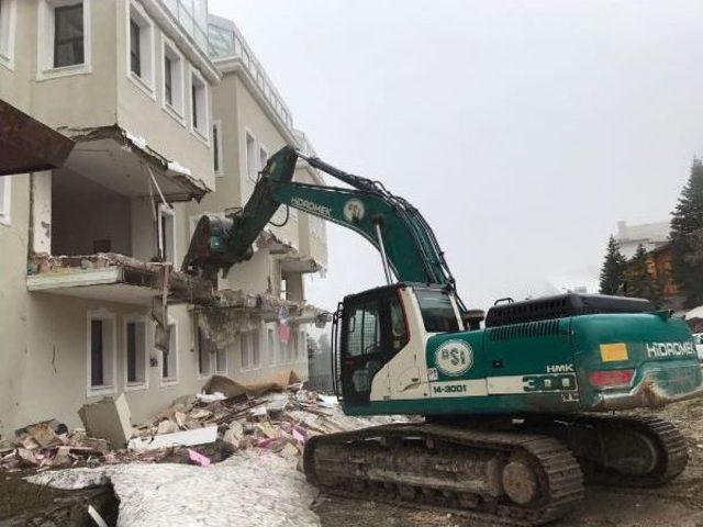 Ali Ağaoğlu'nun Uludağ'daki Otelinin Kaçak Bölümleri Yıkılıyor