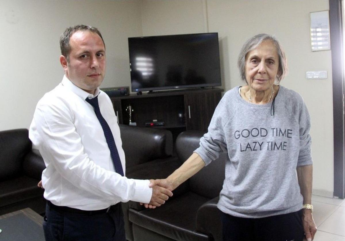 Yaşlı Kadın Otob&uuml;ste Unuttuğu Servetini Teslim Aldı