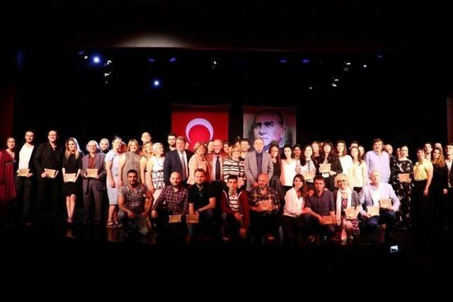 K&uuml;&ccedil;&uuml;k Sakar Cadı, &rsquo;en İyi &Ccedil;ocuk Oyunu&rsquo; &Ouml;d&uuml;l&uuml;n&uuml; Aldı 1