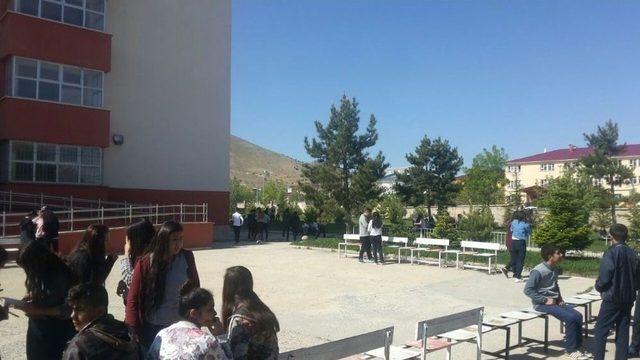 Afşin&rsquo;de &Ouml;ğrenciler Deprem Paniği Yaşadı 1