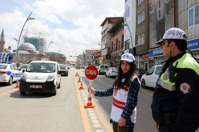 Yaşıtlarını Uzaktan İzledi 1