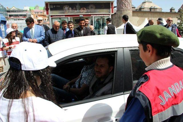 Yaşıtlarını Uzaktan İzledi 2