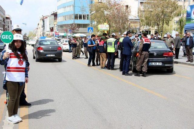 Yaşıtlarını Uzaktan İzledi 3