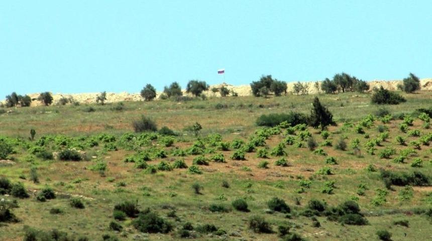 Suriye Sınırına Rus Bayrağı &Ccedil;ekildi