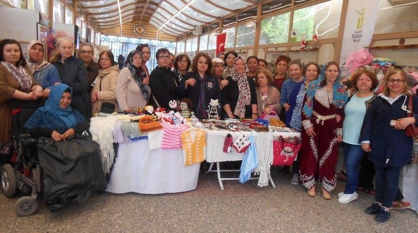 El Emeklerini Gururla Sergiliyorlar