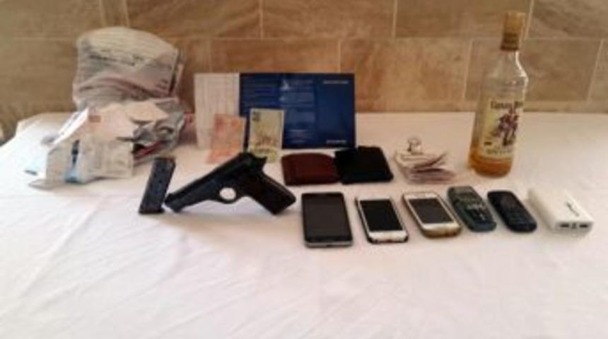 Kaş&rsquo;ta 3 Kişiyi Silah Zoruyla Gasp Eden İki Kişi Yakalandı