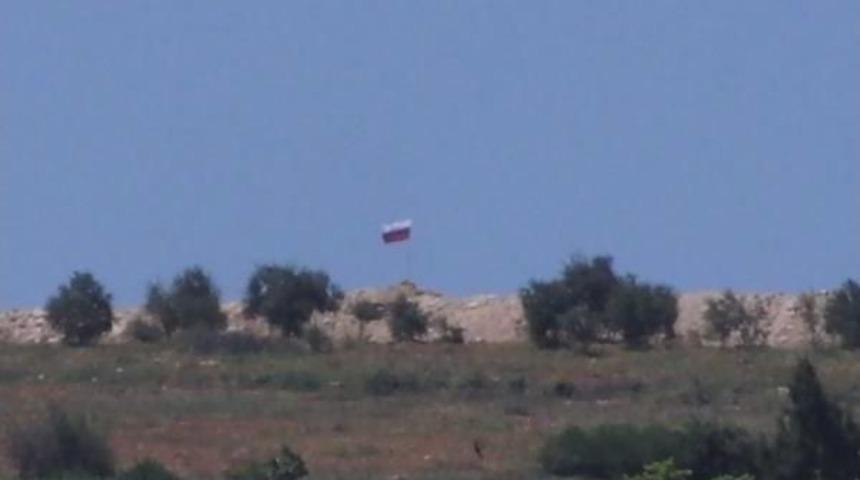 Suriye'nin T&uuml;rkiye Sınırına Rusya Bayrağı