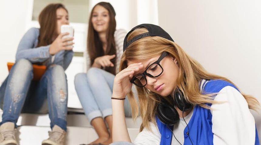 Ergenlik d&ouml;neminde utanga&ccedil;lık nasıl aşılır?