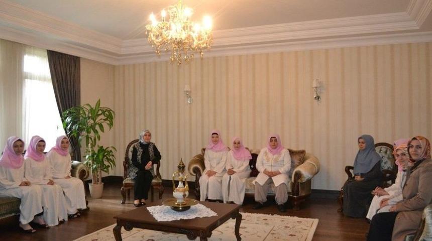 Umre Yolcusu Çocuklardan Nilgün Azizoğlu’na Ziyaret