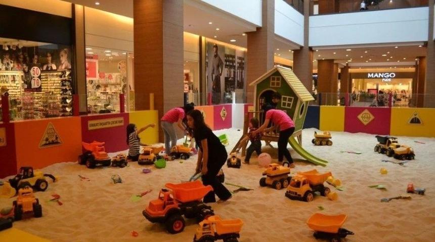 Miniklerin Kum Havuzu Keyfi