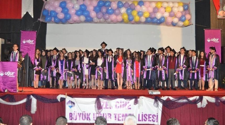 &Ccedil;ine&rsquo;de Uğur &Ouml;ğrencileri Bayrağı 11. Sınıflara Teslim Etti