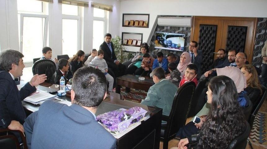 &Ouml;ğrencilerden Pınarbaşı Belediye Başkanı Ataş&rsquo;a Ziyaret