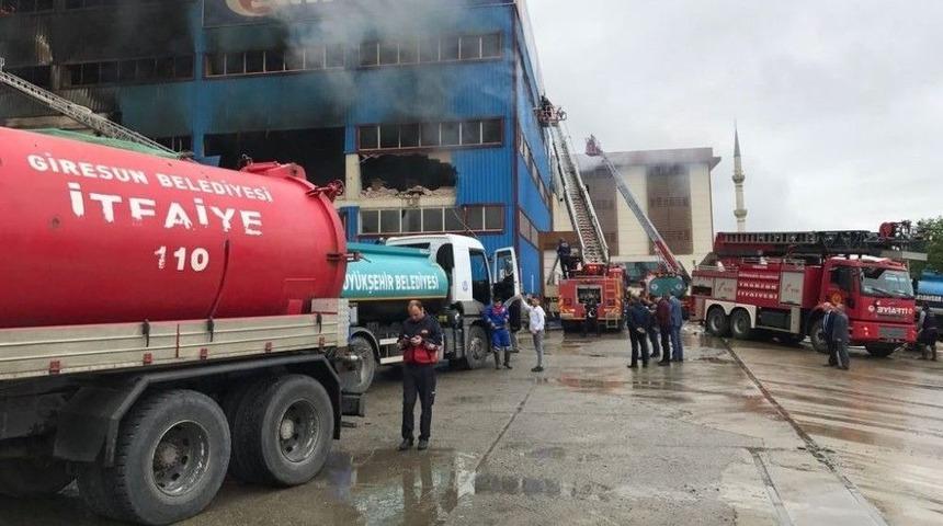 Trabzon&rsquo;da Mobilya Fabrikasındaki Yangın 5,5 Saattir S&uuml;r&uuml;yor