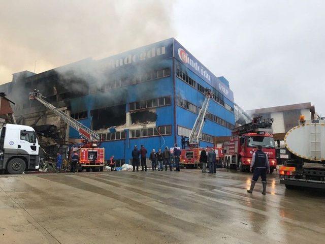 Trabzon’da Mobilya Fabrikasındaki Yangın 5,5 Saattir Sürüyor