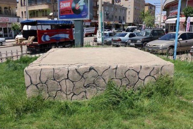 Siverek teki Şivan Perver Heykeli Kırıldı 1