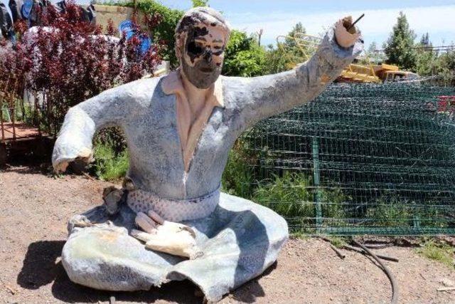Siverek teki Şivan Perver Heykeli Kırıldı 2