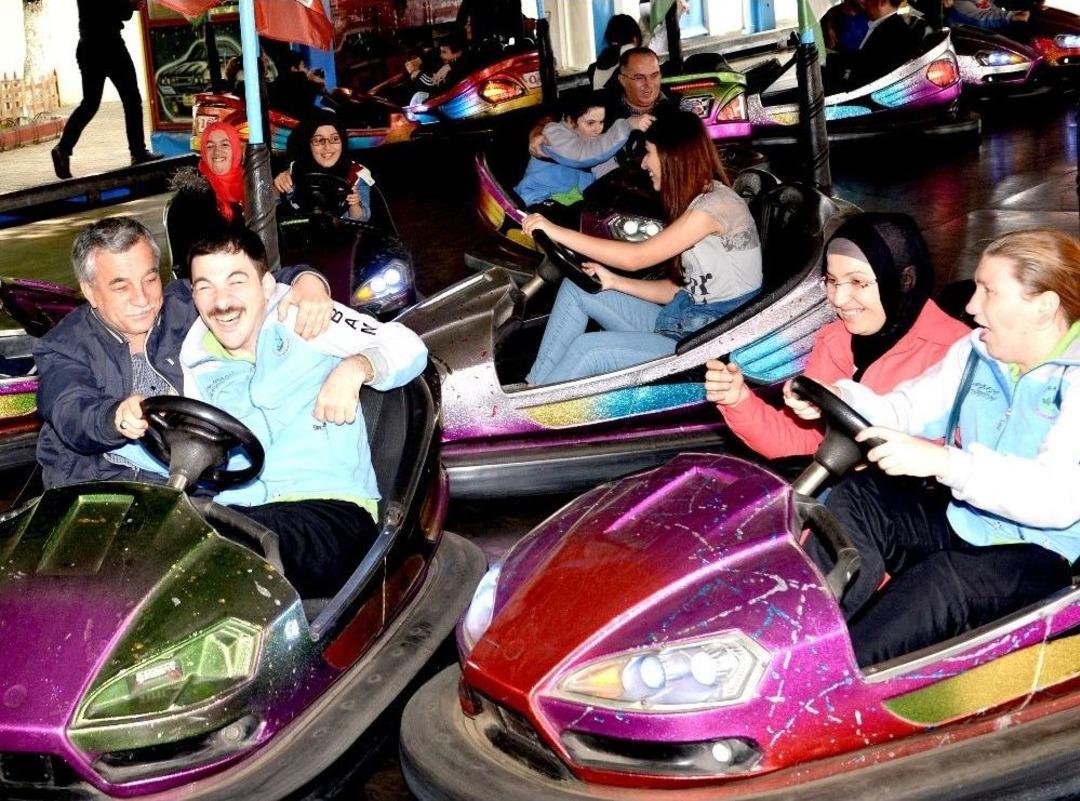 Engelliler Lunaparkta G&ouml;n&uuml;llerince Eğlendi