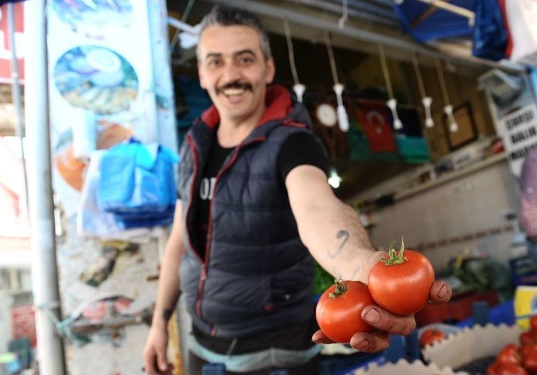 Tavukla Yarışan Domatesin Ateşi D&uuml;şt&uuml;