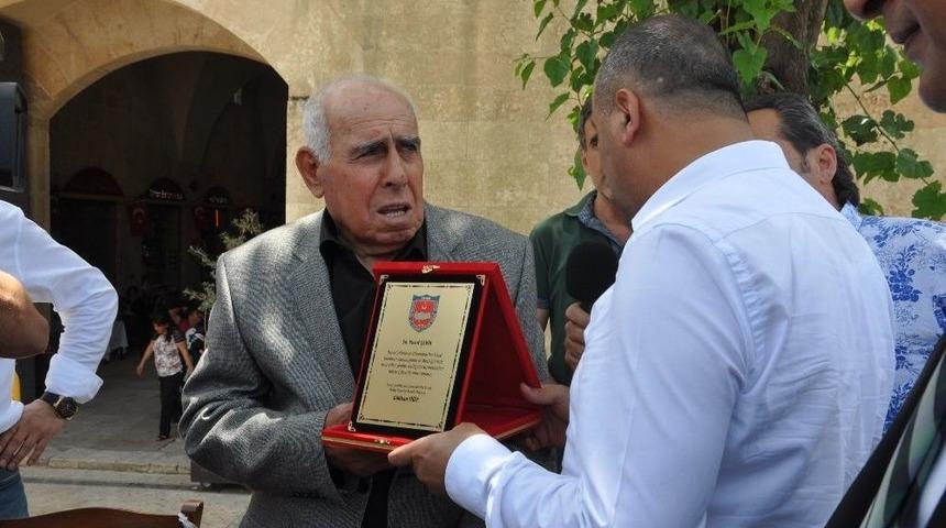 60 Yıllık Şof&ouml;rs&uuml;n&rsquo; Dediler Plaket Ve Hediye Verdiler