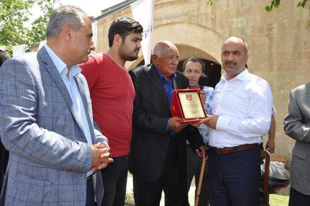 60 Yıllık Şoförsün’ Dediler Plaket Ve Hediye Verdiler