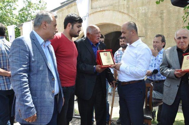 60 Yıllık Şoförsün’ Dediler Plaket Ve Hediye Verdiler