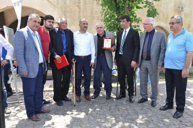 60 Yıllık Şoförsün’ Dediler Plaket Ve Hediye Verdiler