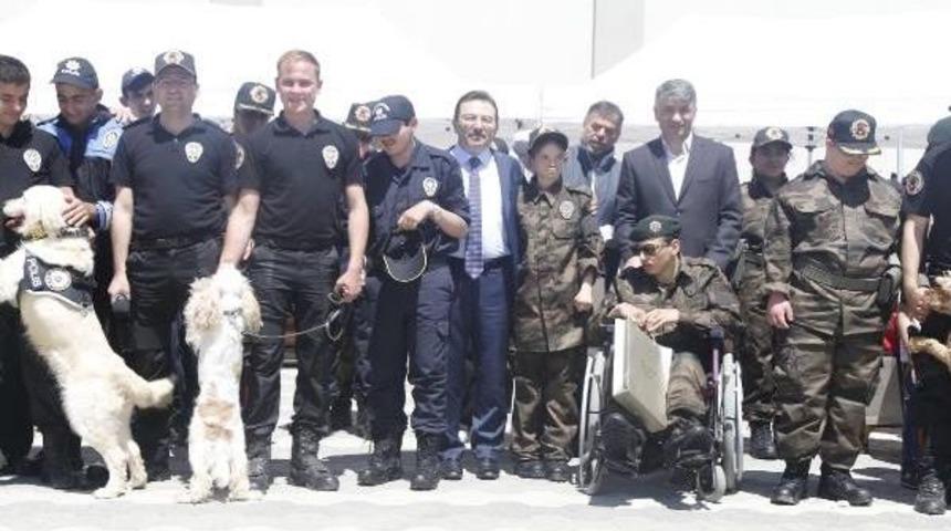 Engelli &Ccedil;ocuklar &Uuml;niforma Giyip Polis Oldu, Panzerle G&ouml;reve &Ccedil;ıktı&nbsp;&nbsp;