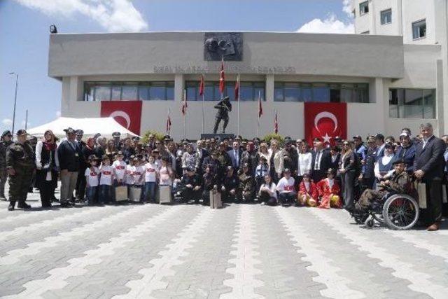 Engelli Çocuklar Üniforma Giyip Polis Oldu, Panzerle Göreve Çıktı  