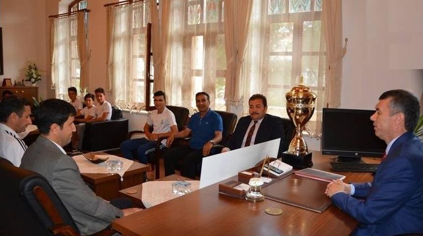 Yıldız Futbolculardan Kaymakam Sırmalı&rsquo;ya Kupalı Ziyaret