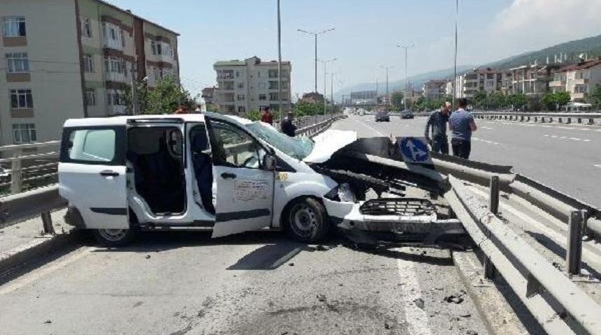 Hafif Ticari Ara&ccedil; Bariyerlere &Ccedil;arptı: 5 Yaralı